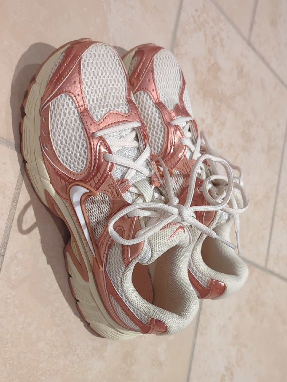 Nike Women’s White & Metallic Rose Athletic Sneakers Size 8.5